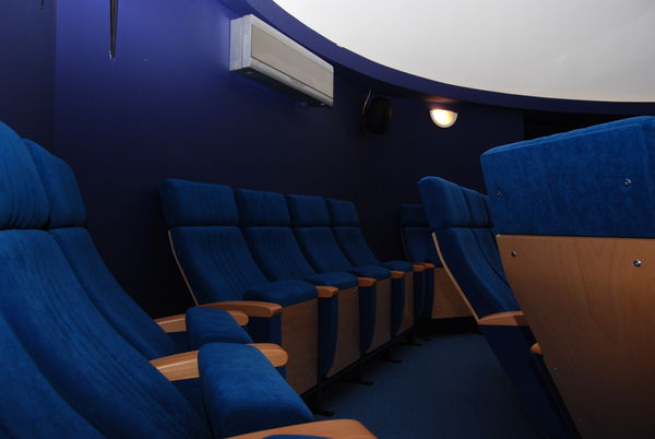 Fotele w sali projekcyjnej niepołomickiego planetarium