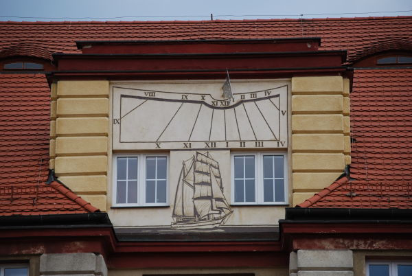 AMW w Gdyni — zegar słoneczny
