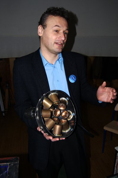 Jacek Stańczak prezentuje jedną z półkul piotrkowskiego planetarium
