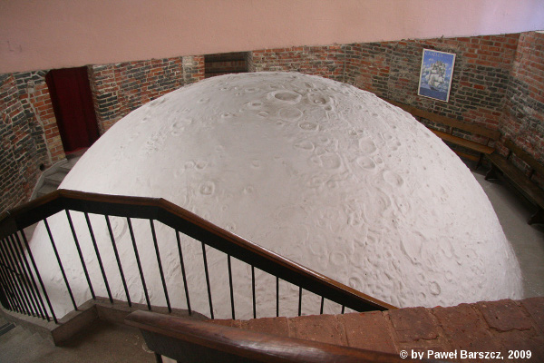 Mapa Księżyca na kopule fromborskiego planetarium