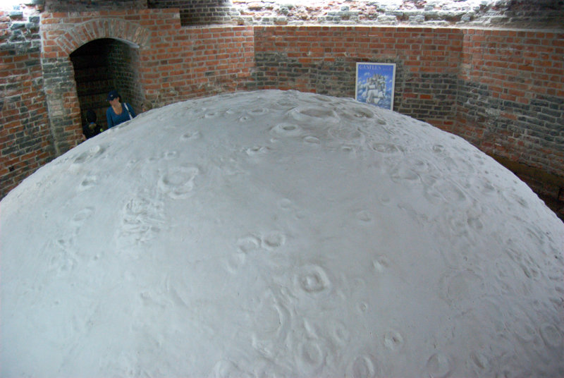 Plastyczna mapa Księżyca na odwrotnej stronie kopuły fromborskiego planetarium